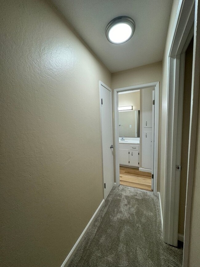 Building Photo - Bright and Spacious, 1 bedroom 1 bath upst...