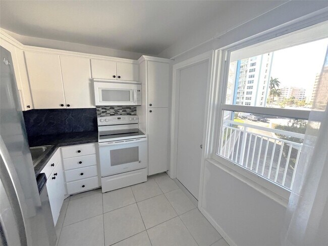 Building Photo - 301 N Ocean Blvd
