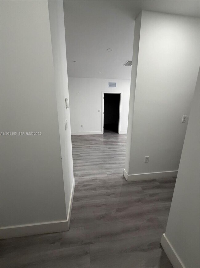 Building Photo - 853 E 24th St