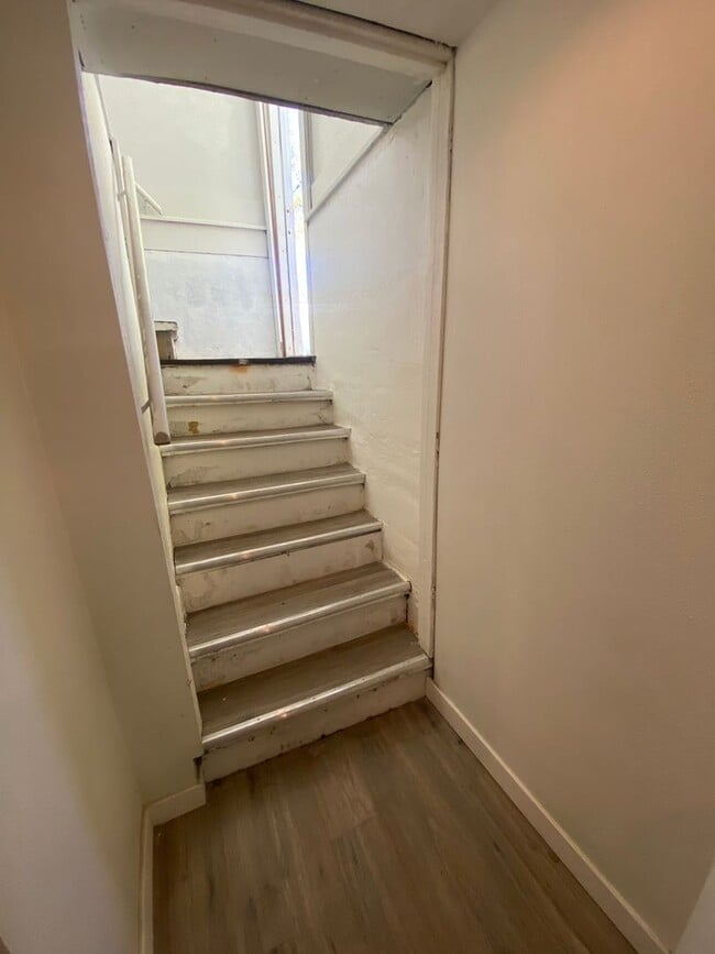 Building Photo - Amazingly Located Home