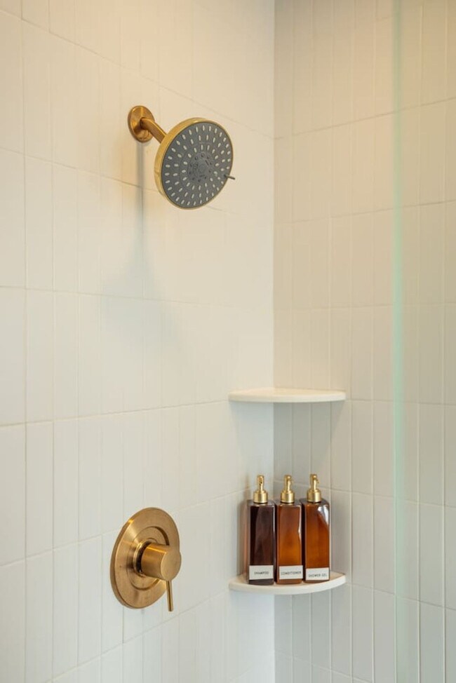 Building Photo - 1157 E Sego Lily Dr