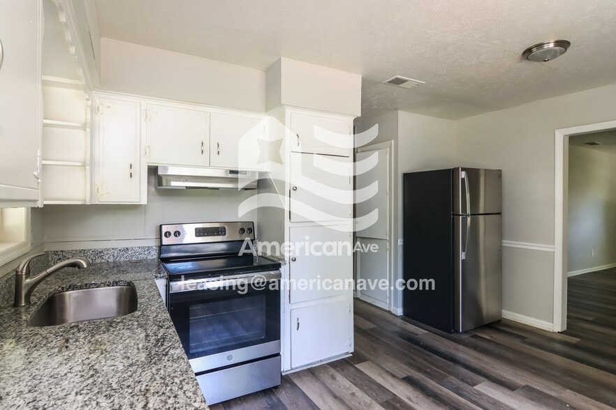 Building Photo - 2230 Danbury Dr