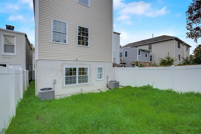 Building Photo - 16 Grant Ave