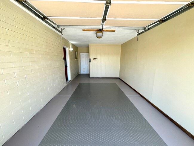 Building Photo - Furnished- Cute 2 Bedroom Home with Garage...