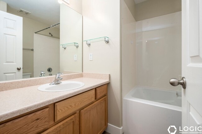 Building Photo - Spacious Row End Townhome in Amazing Locat...
