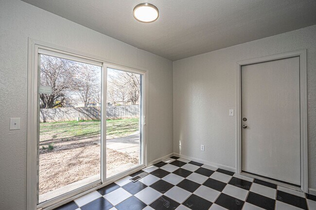 Building Photo - Great  3 Bed 2 Bath in Yukon!