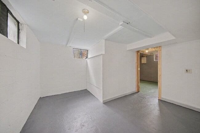 Building Photo - 808 E Cross St