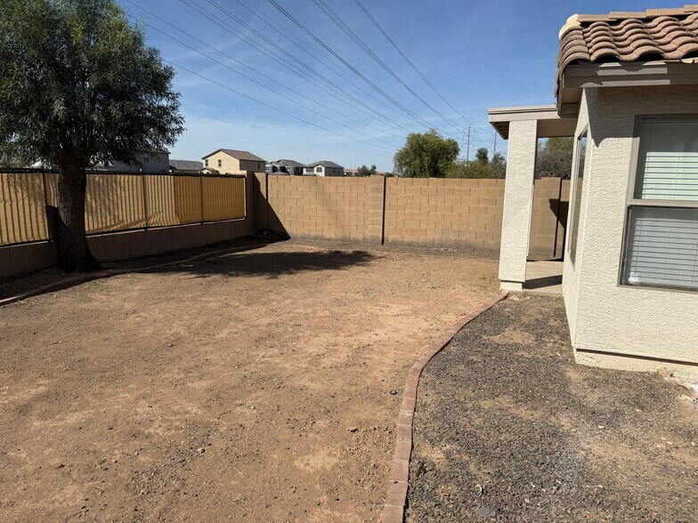 Building Photo - 9741 W Heber Rd