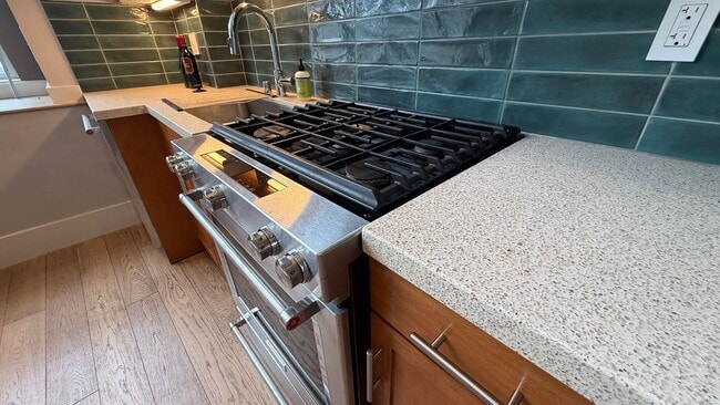 Building Photo - EPIC REA- Amazing SOMA Loft w/View - 1 BR/1.5 BA, Parking, Storage