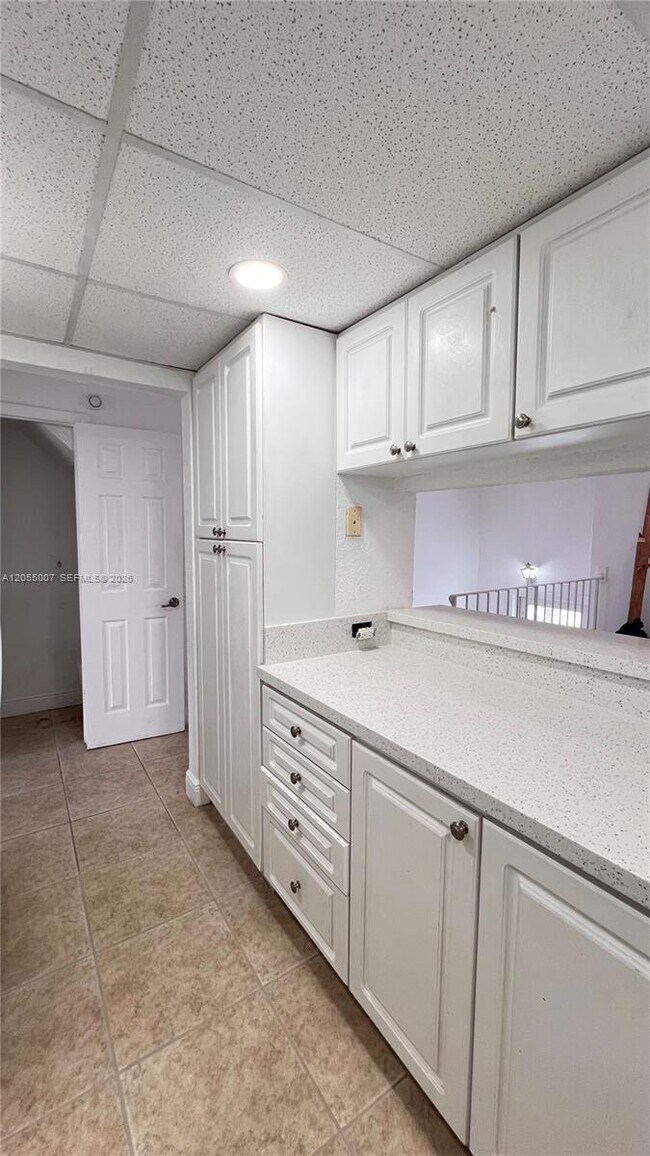 Building Photo - 984 W 40th St