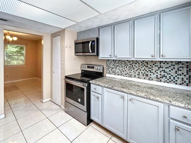 Building Photo - 925 Pine Oak Trail