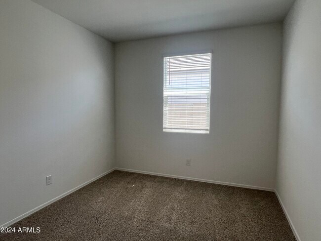 Building Photo - 15618 W Desert Hollow Dr