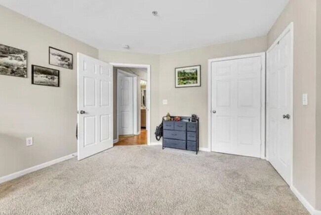 Building Photo - Wonderful updated 2 bedroom 2 bath condo on main level off Battleground ave in NW Greensboro