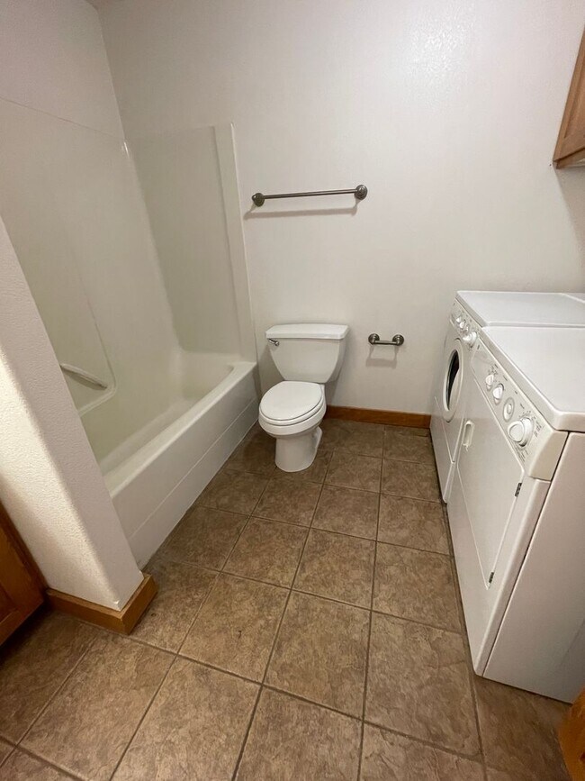 Building Photo - 4 Bd/3 Ba Townhouse on Pioneer Hill!