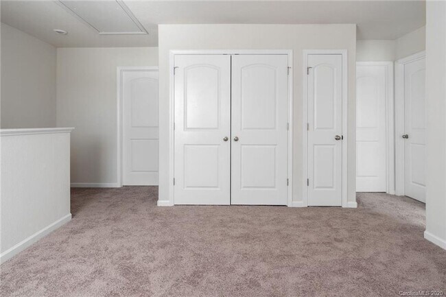 Building Photo - Beautiful 3 Bedroom with 2.5 Baths and 2-Car Garage.