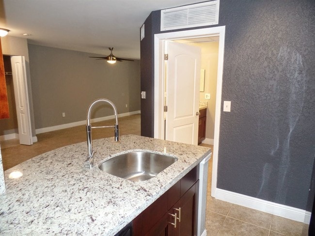 Building Photo - 1 br, 1 bath Condo - Lakeview Club