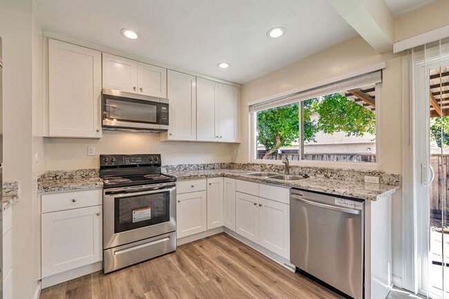 Building Photo - Recently Remodeled Duplex with Private Bac...
