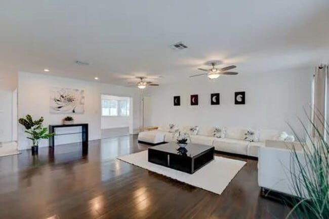 Building Photo - 3170 NW 68th Ct