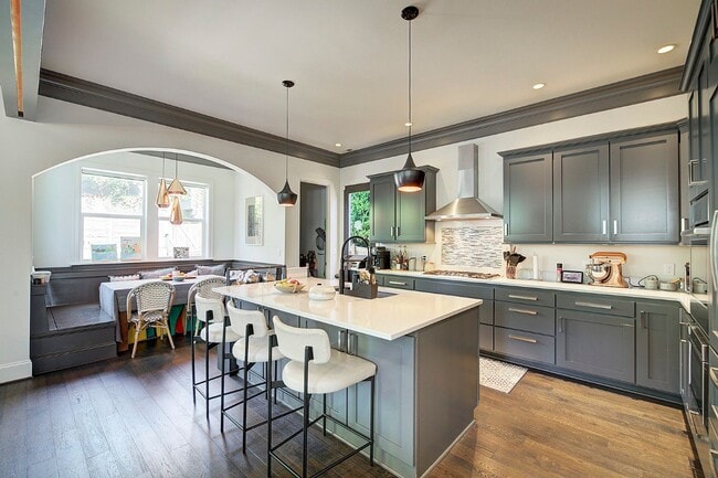 Building Photo - 5bd/3.5ba Seattle Home