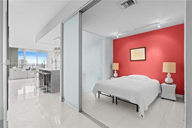 Building Photo - 900 Biscayne Blvd