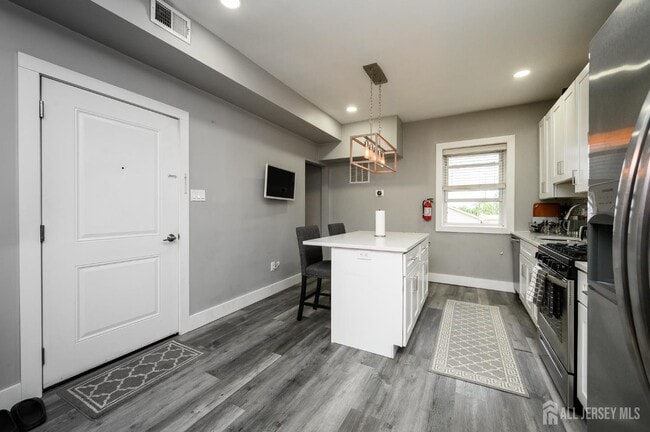 Building Photo - 569 Liberty Ave