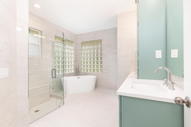 Building Photo - 3317 Embassy Dr