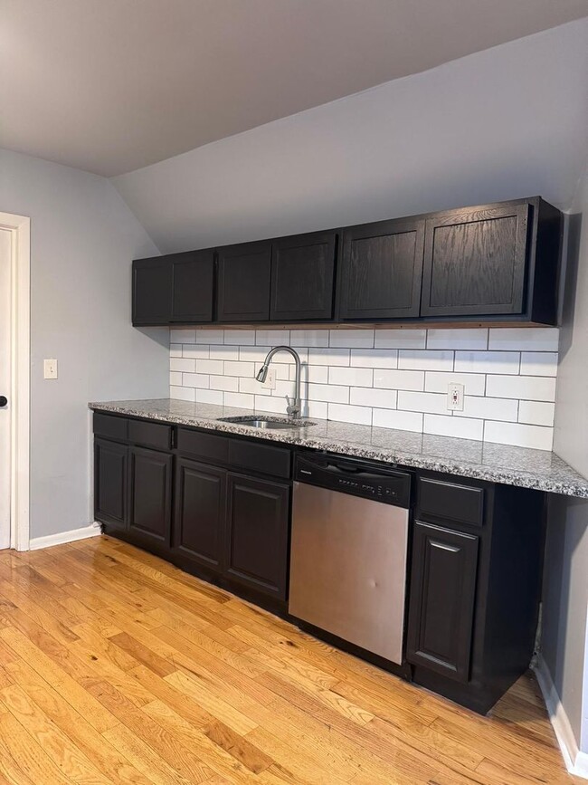 Building Photo - 174 Portsea St