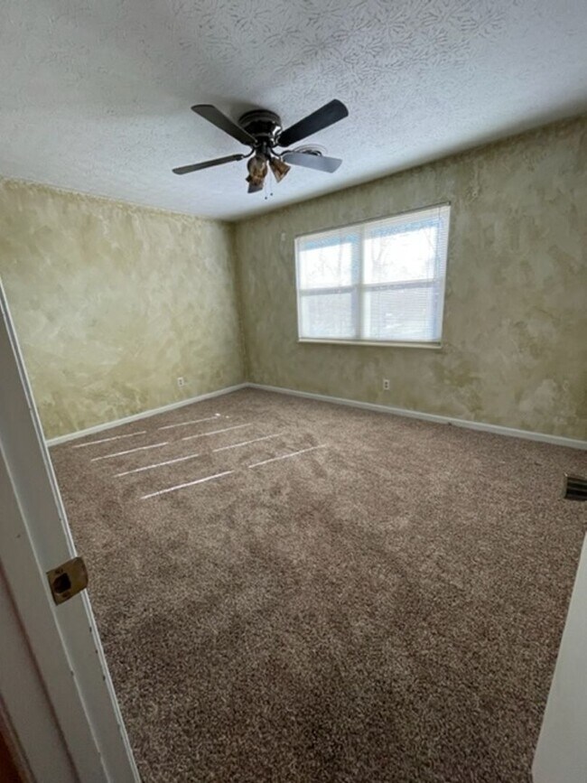 Building Photo - West Knoxville!  Short or long term lease options available .  2 bedroom with additional large bo...