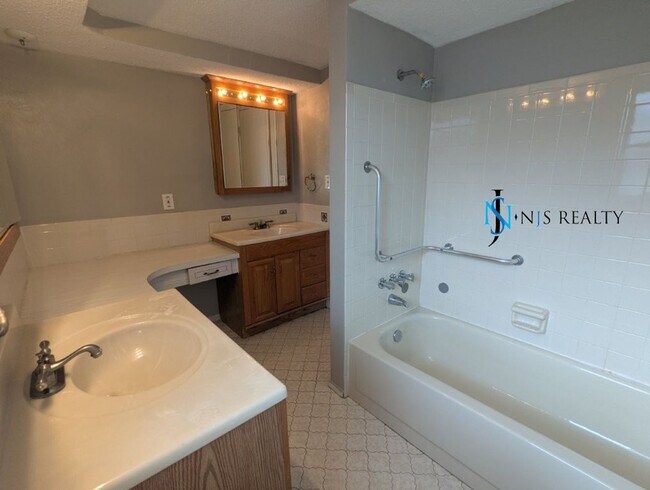 Building Photo - True 3 bed/2 bath/1400+ Sq. Ft. home with Large open floorplan, and a HUGE enclosed porch!!