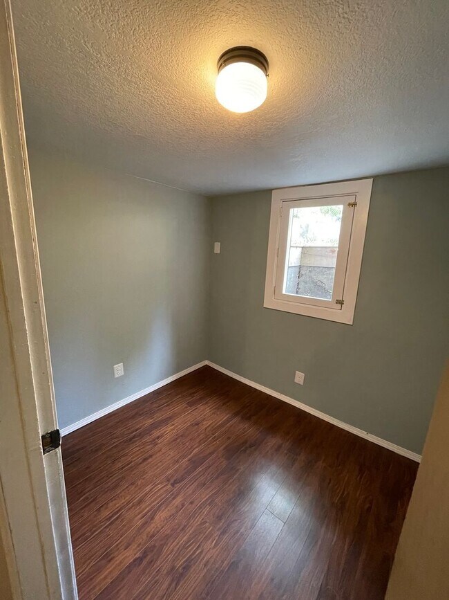 Building Photo - ALL UTILITIES INCLUDED - 3 bed duplex