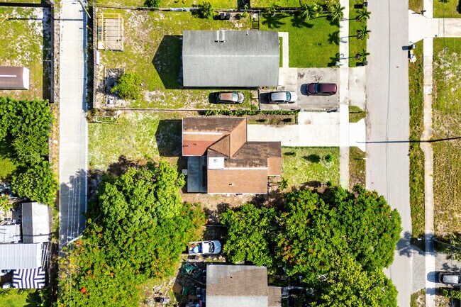 Building Photo - 230 SW 6th Ave