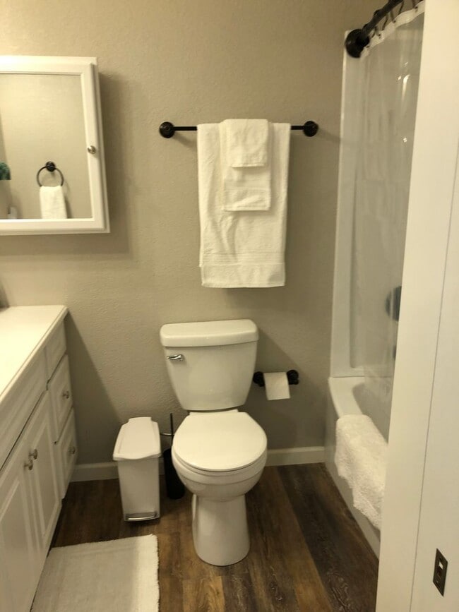 Building Photo - Beauty and Convenience! Remodeled, Fully F...