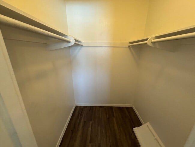 Building Photo - 3 Bedroom - 2  Bedroom - 1656 Sq. Ft - Cas...