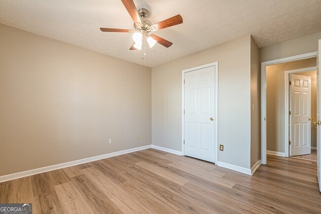 Building Photo - 5755 Lakeview Cir