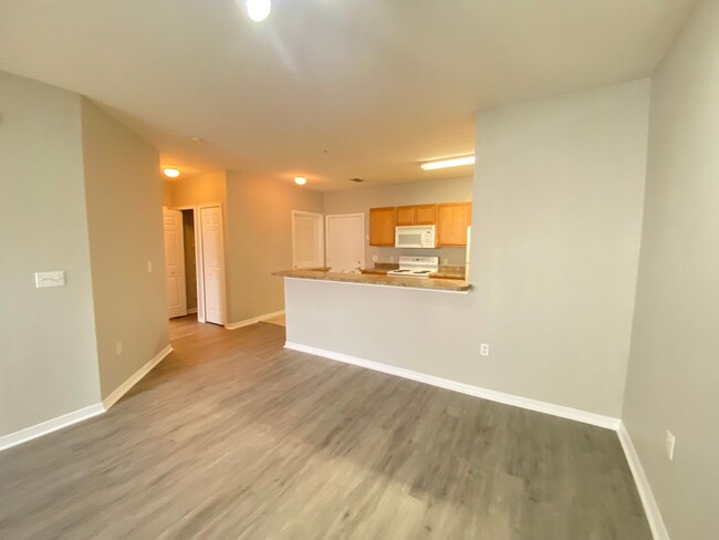 Building Photo - Beautiful 1/1 Condo in the Gated Community...