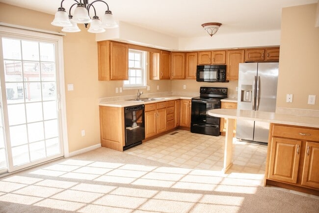 Building Photo - 465 Sunday Dr