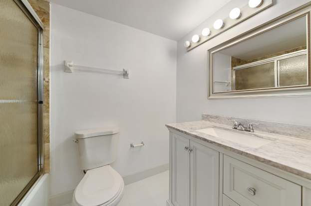 Building Photo - 250 Jacaranda Dr