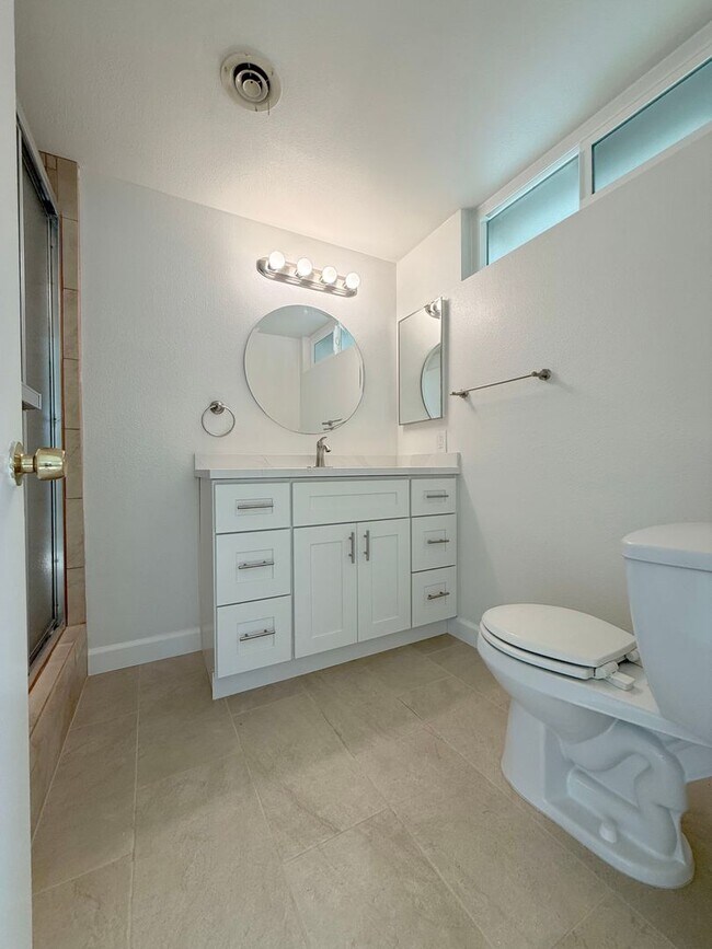 Building Photo - 4 Bed +2 Bath + 2 Car Garage - South HB