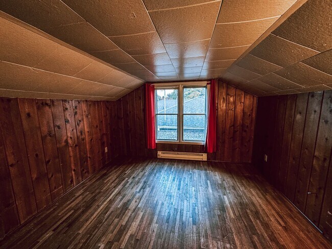 Building Photo - Charming 3 Bedroom in River Road Area!