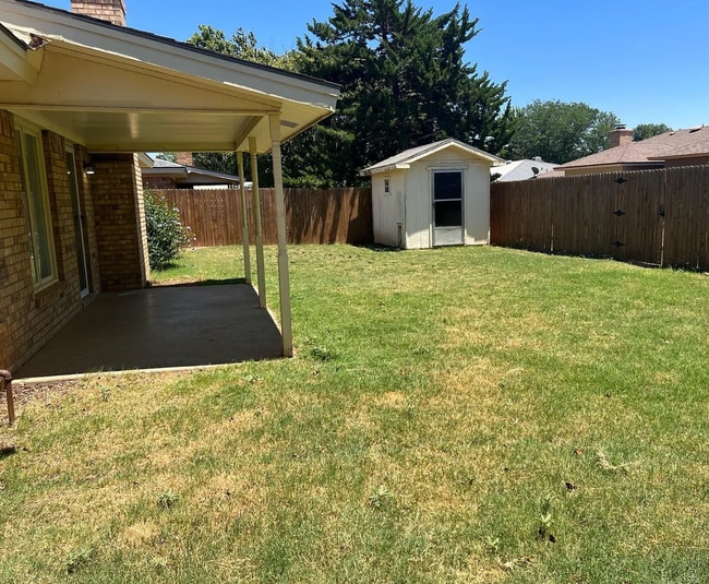 Building Photo - Charming 4 Bedroom in The Meadows