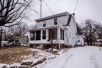 Building Photo - Spacious and charming 4 bedroom 2.5 bath h...