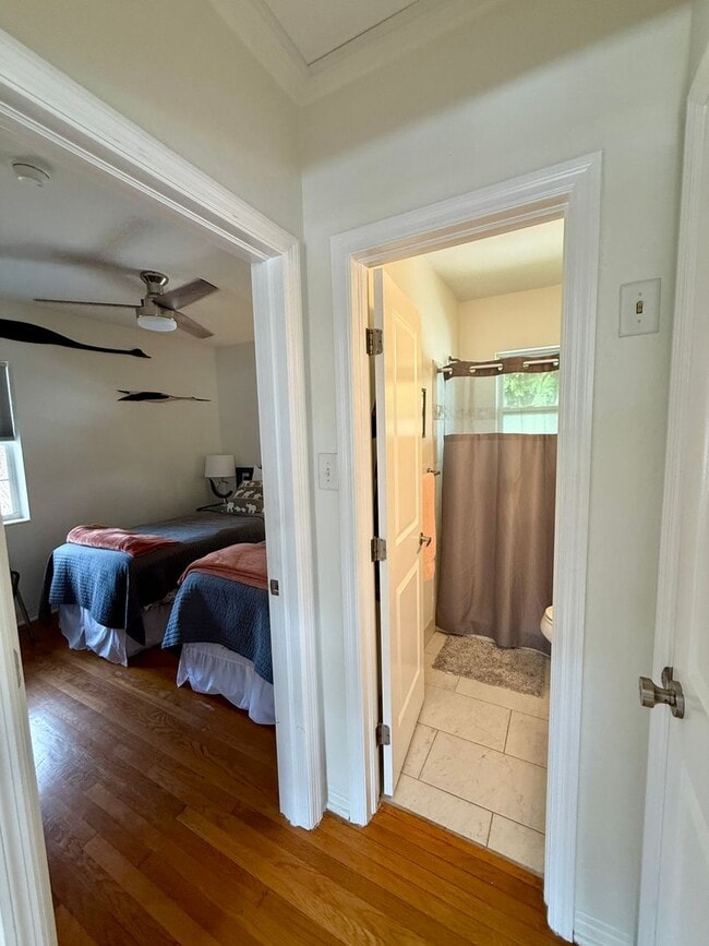 Building Photo - Adorable OLD NE garage 1/1 apartment - FUL...