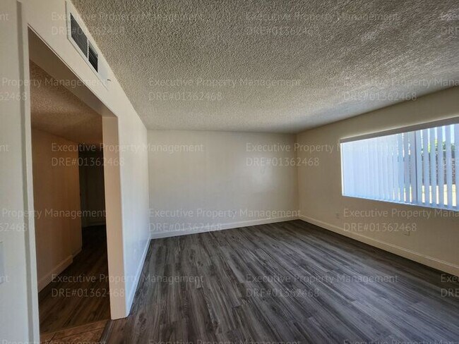 Building Photo - 3 bedroom/ 2 bathroom home located near th...