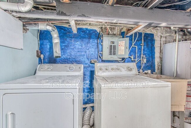 Building Photo - 1253 Sargeant St