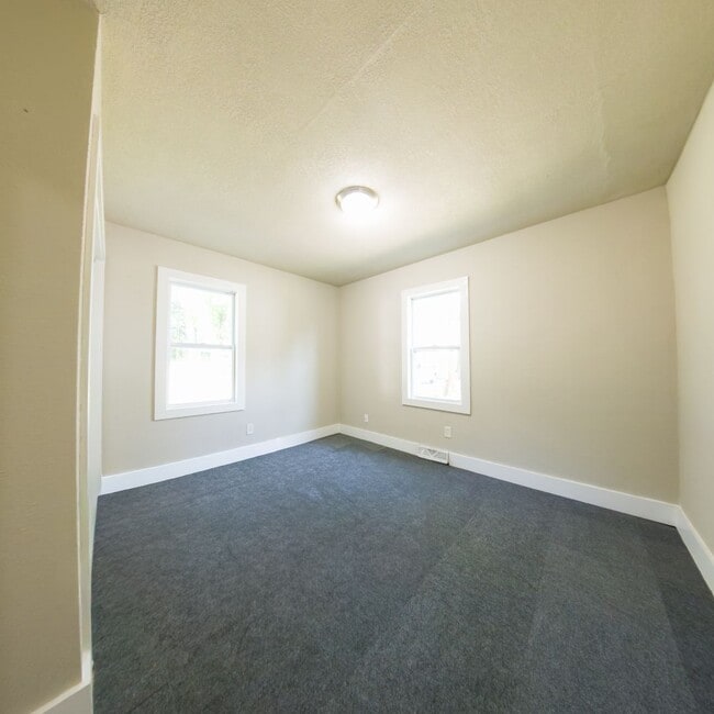 Building Photo - Gorgeous 4 Bedroom 1 Bath Home - Pyramid P...