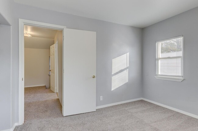 Building Photo - Dewey Duplex