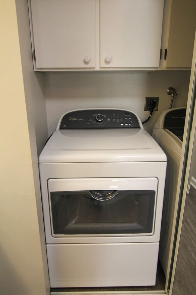 Building Photo - Remodeled Redding Condo!