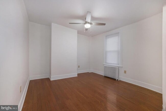 Building Photo - 406 E Hector St