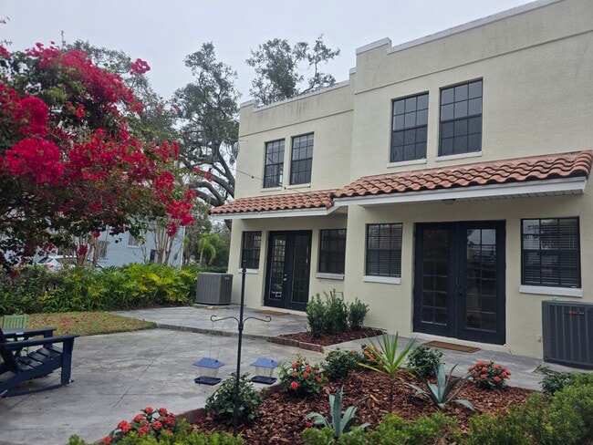 Building Photo - 637 Hillcrest St