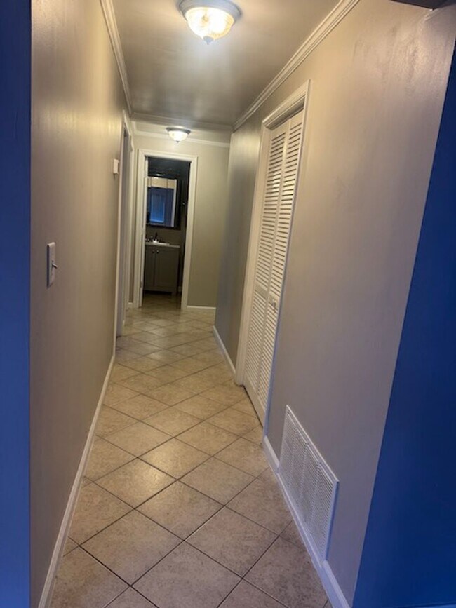 Building Photo - POOL AND APT/WORK SHOP/CRAFT ROOM